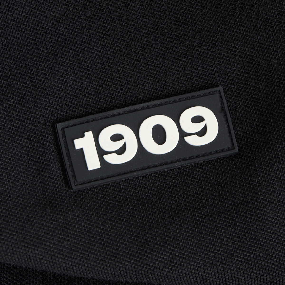 Tessuto nero con un vistoso stemma “1909” in bianco, forma rettangolare, gadget per i tifosi del BVB.