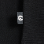Primo piano di un tessuto nero con il logo del BVB su un'etichetta, ideale per i tifosi del Borussia Dortmund.
