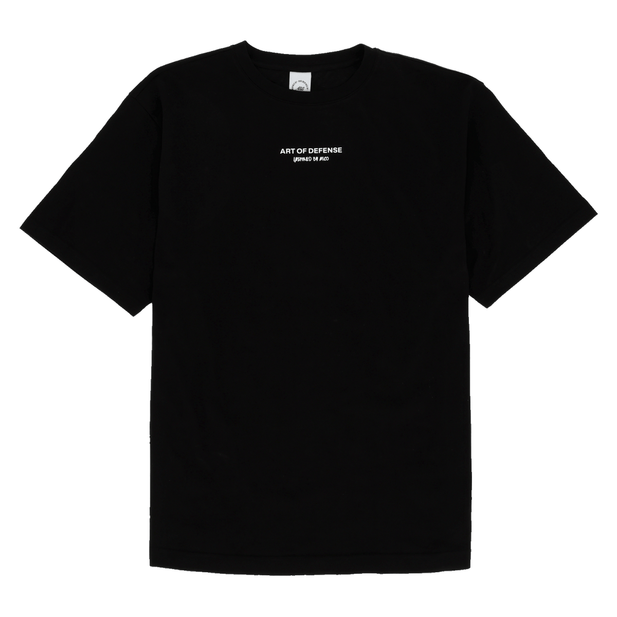 Schwarzes T-Shirt von Borussia Dortmund mit kleinem weißem 'Art of Defense' Schriftzug auf der Brust, offizielles Merchandise.