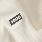 Primo piano di un tessuto bianco con una toppa nera e il numero "1909" in bianco, tipico articolo da tifoso del Borussia Dortmund.