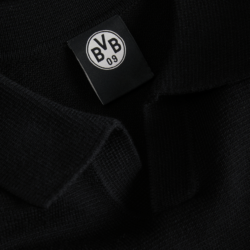 Primo piano di un capo di abbigliamento nero con il logo BVB 09 su un'etichetta.