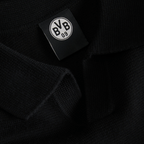 Primo piano di un capo di abbigliamento nero con il logo BVB 09 su un'etichetta.