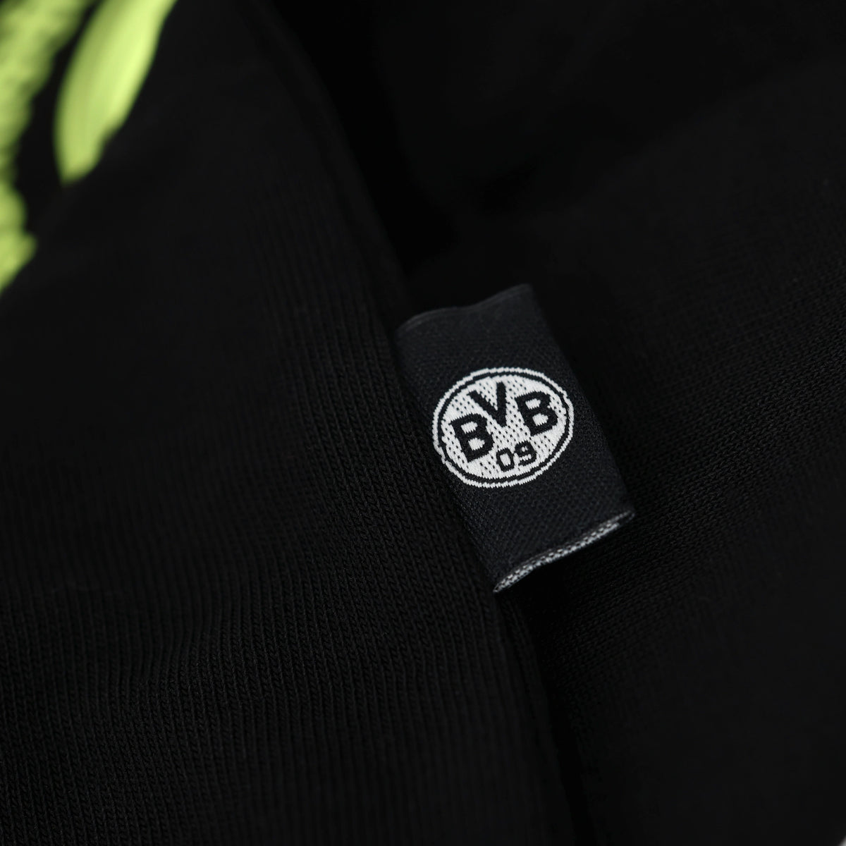 Kinder T-Shirt in schwarzgelb mit leuchtendem BVB-Logo, ideal als Fanartikel für Borussia Dortmund Fans.