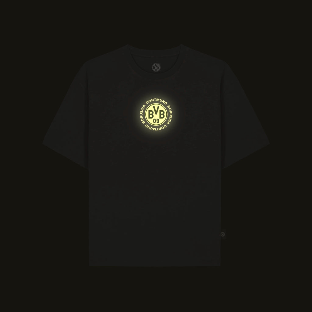 Detailaufnahme eines schwarzen BVB-T-Shirts mit sichtbarem BVB 09-Logo auf einem Etikett.