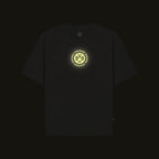 Detailaufnahme eines schwarzen BVB-T-Shirts mit sichtbarem BVB 09-Logo auf einem Etikett.