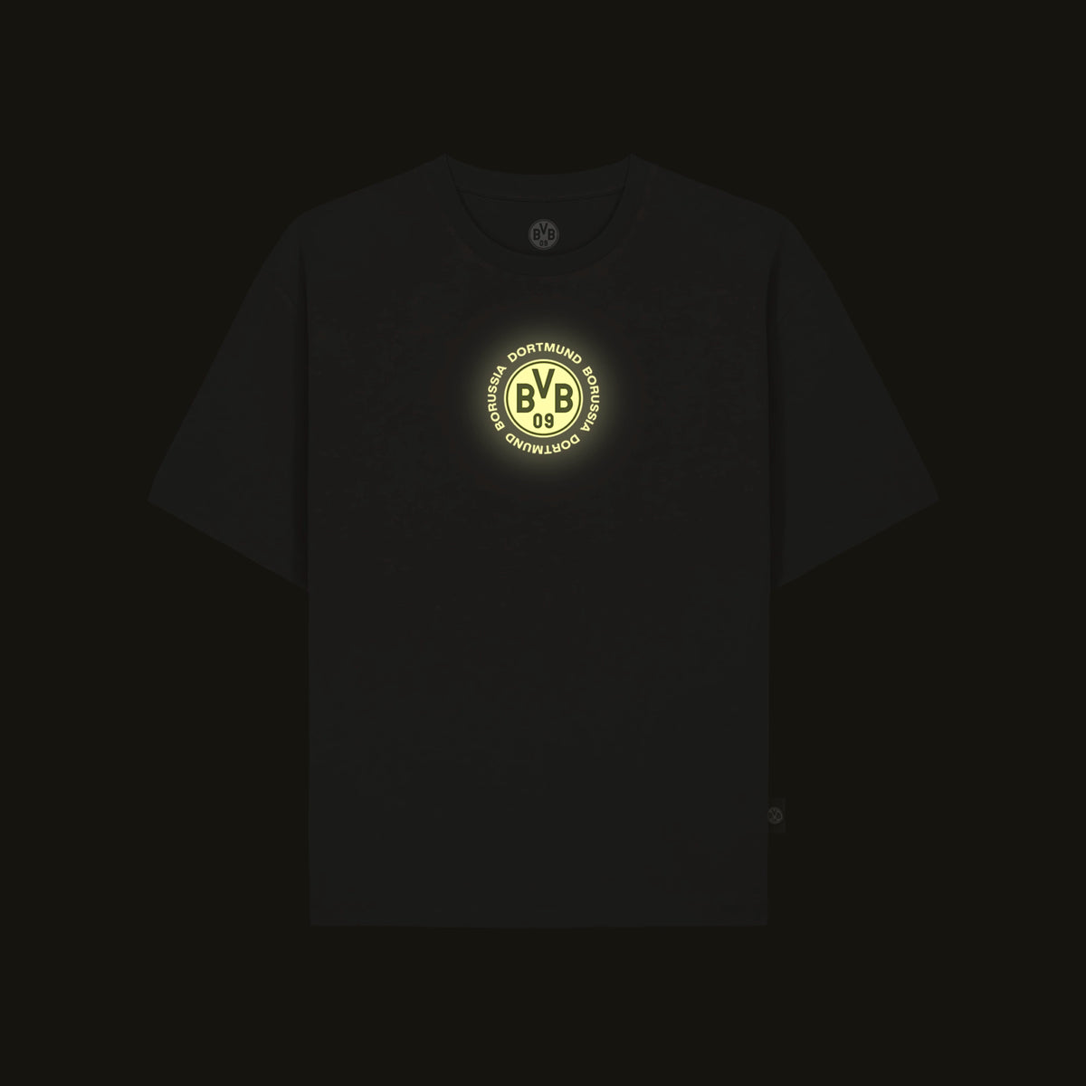 Detailaufnahme eines schwarzen BVB-T-Shirts mit sichtbarem BVB 09-Logo auf einem Etikett.