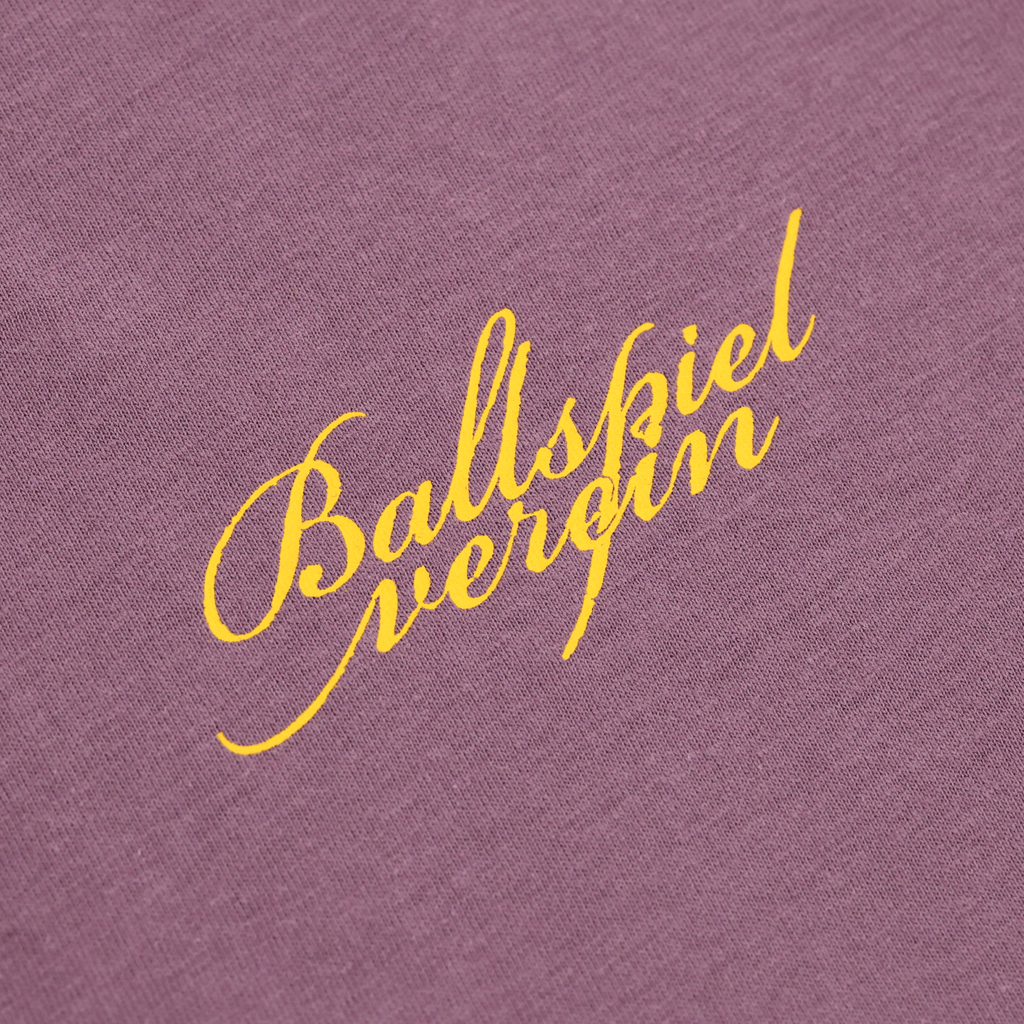 Camiseta morada del Borussia Dortmund con el logotipo «Ballspielverein» en amarillo, ideal para los aficionados como ropa informal.