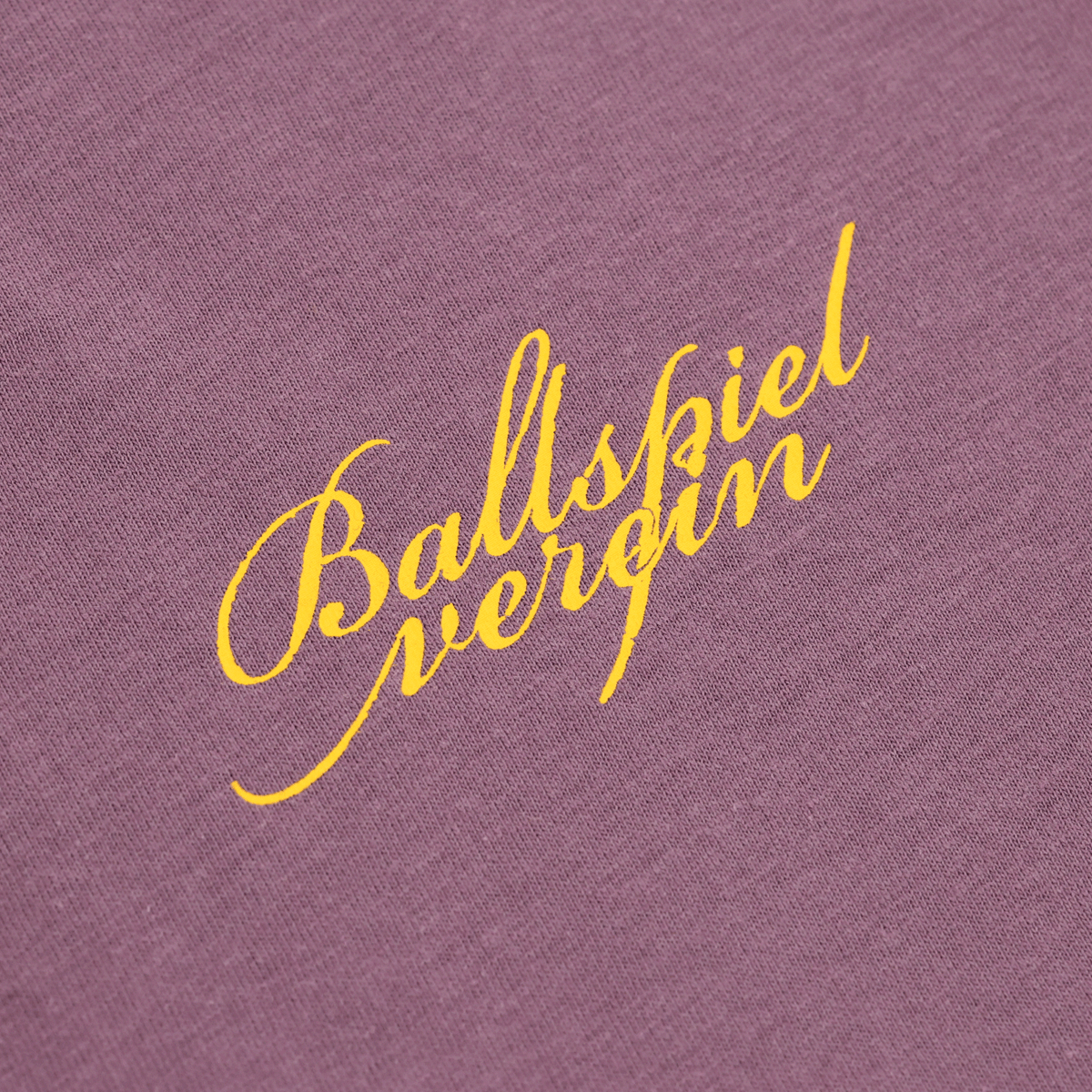 Maglietta viola del Borussia Dortmund con la scritta “Ballspielverein” in giallo, ideale per i tifosi come abbigliamento casual.