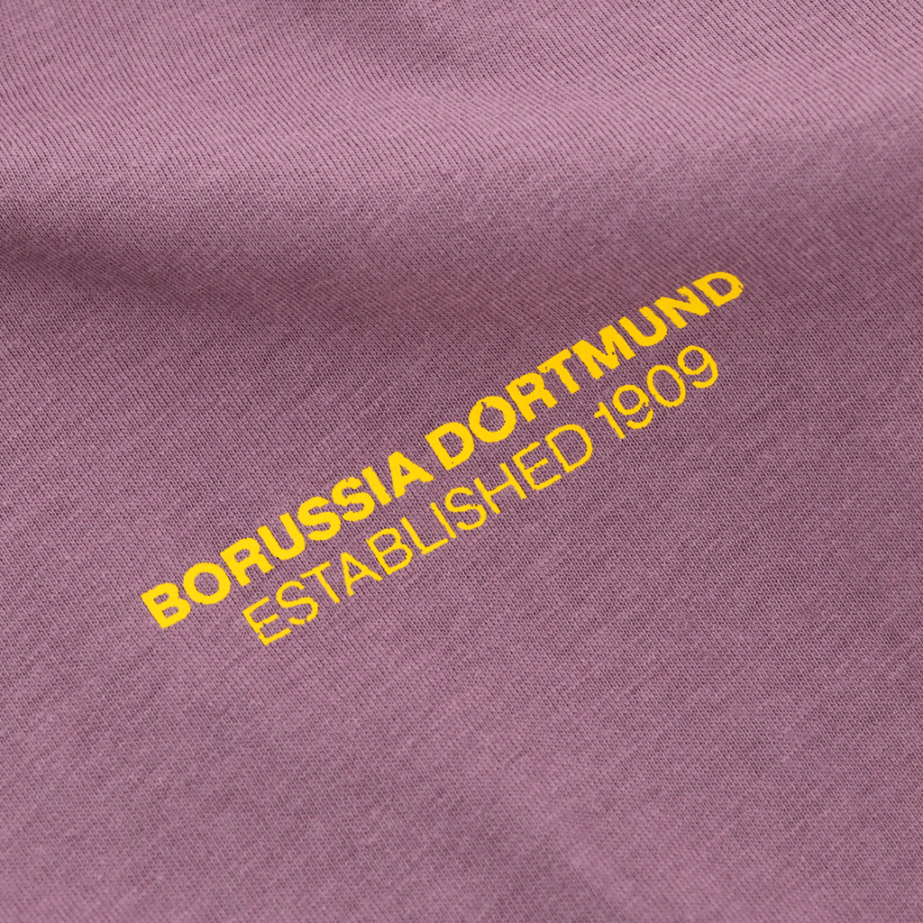 Camiseta del BVB de color violeta con la inscripción en amarillo «BORUSSIA DORTMUND ESTABLISHED 1909», ideal para los aficionados del Borussia Dortmund.