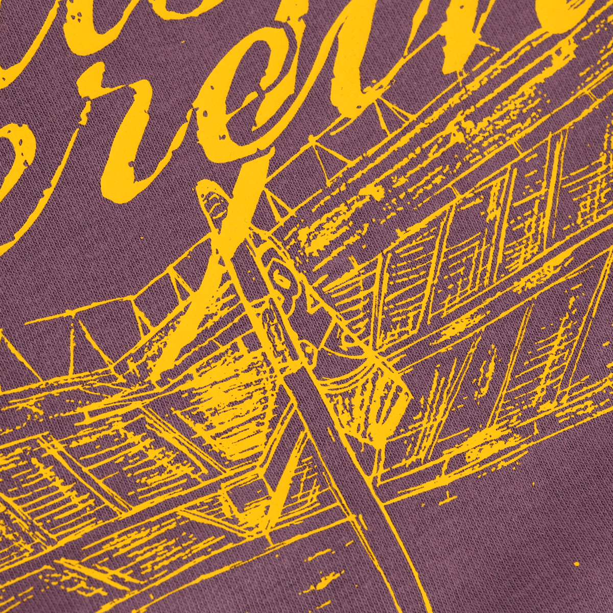 Camiseta morada del BVB con un llamativo estampado gráfico amarillo de un estadio en la parte delantera, ideal para los aficionados del Borussia Dortmund.