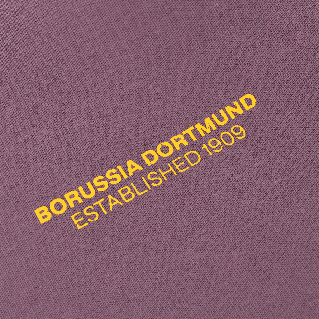 Violetter BVB Hoodie mit gelbem 'Borussia Dortmund' Logo und dem Schriftzug 'Established 1909', ideal für Fans des Fußballvereins.