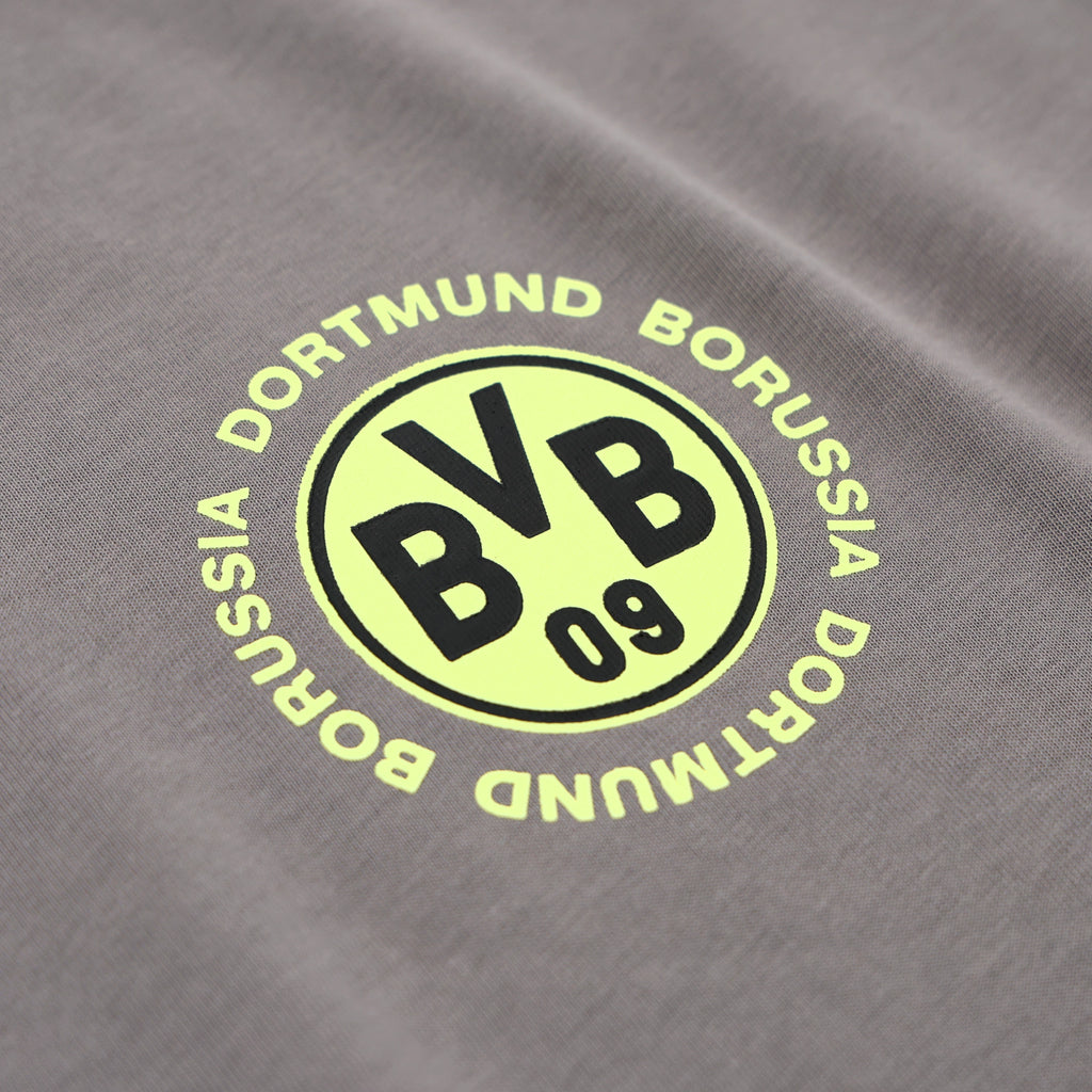 Rückansicht eines grauen unisex T-Shirts mit kurzen Ärmeln, geeignet als Fanartikel von Borussia Dortmund.