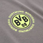 Rückansicht eines grauen unisex T-Shirts mit kurzen Ärmeln, geeignet als Fanartikel von Borussia Dortmund.
