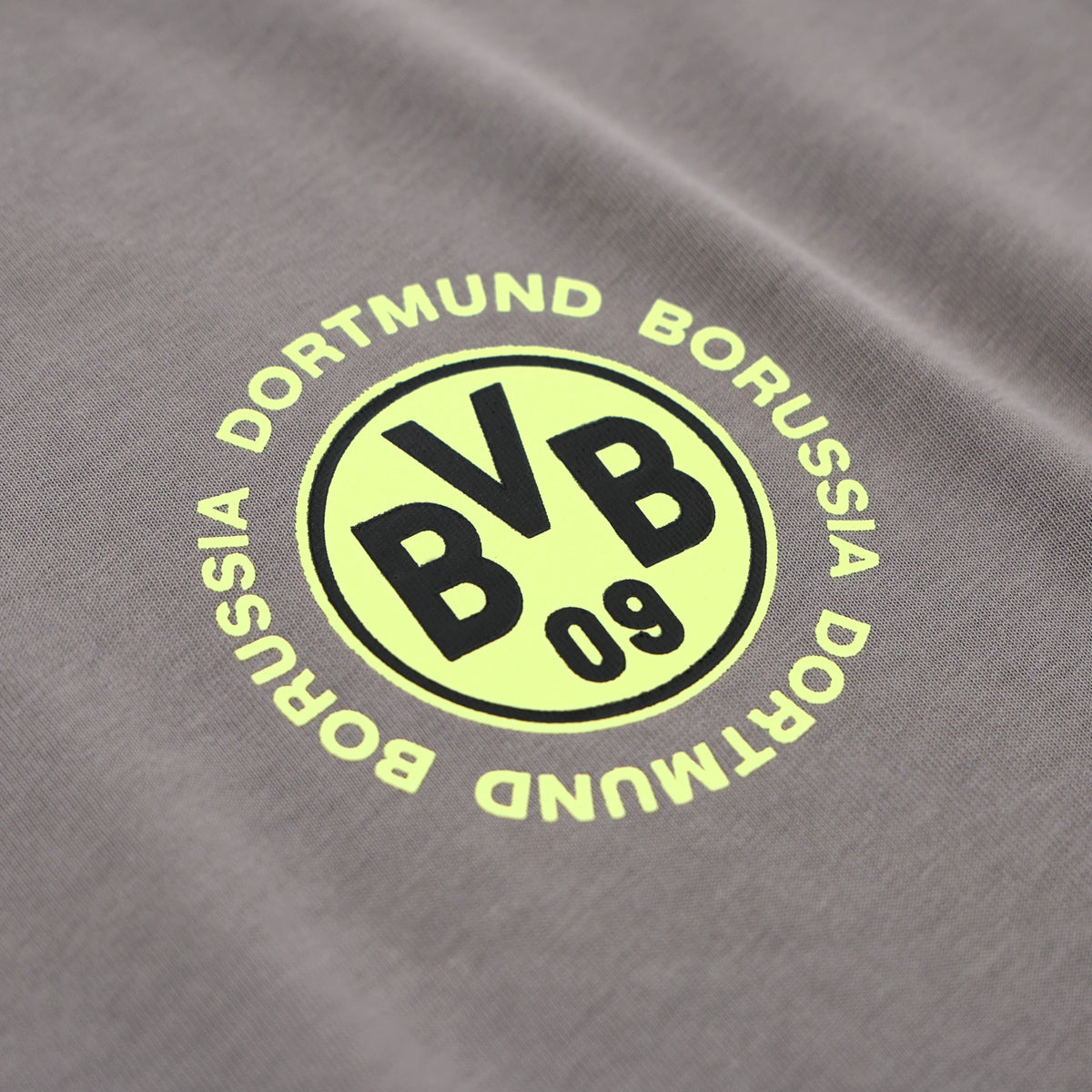 Rückansicht eines grauen unisex T-Shirts mit kurzen Ärmeln, geeignet als Fanartikel von Borussia Dortmund.