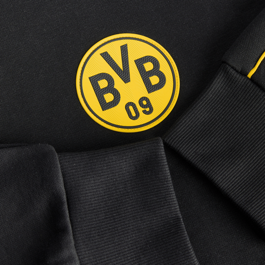Detailaufnahme eines schwarzen BVB-Hoodies mit auffälligem gelben BVB-Logo und bequemen Stoffdetails.