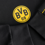 Detailaufnahme eines schwarzen BVB-Hoodies mit auffälligem gelben BVB-Logo und bequemen Stoffdetails.