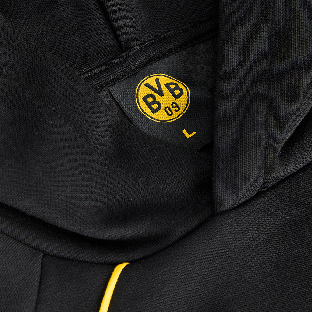 Dieser BVB Hoodie in schwarzgelb zeigt das ikonische BVB-Emblem auf einem schwarzen Stoff mit gelben Akzenten und Kapuze. Perfekt für Fans von Borussia Dortmund.