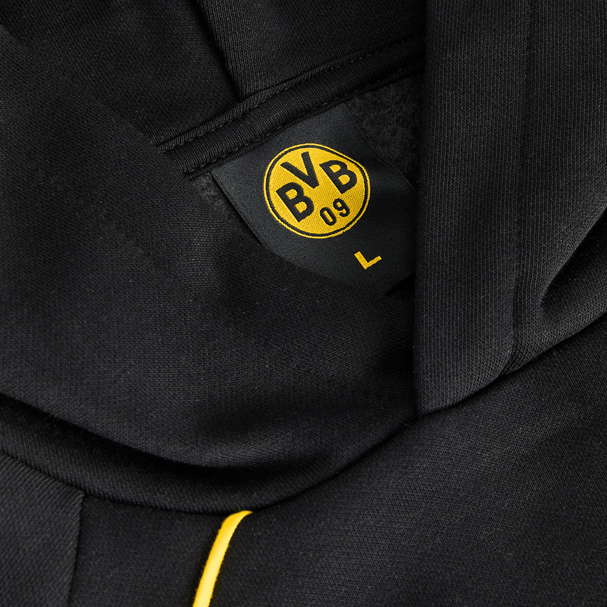 Dieser BVB Hoodie in schwarzgelb zeigt das ikonische BVB-Emblem auf einem schwarzen Stoff mit gelben Akzenten und Kapuze. Perfekt für Fans von Borussia Dortmund.