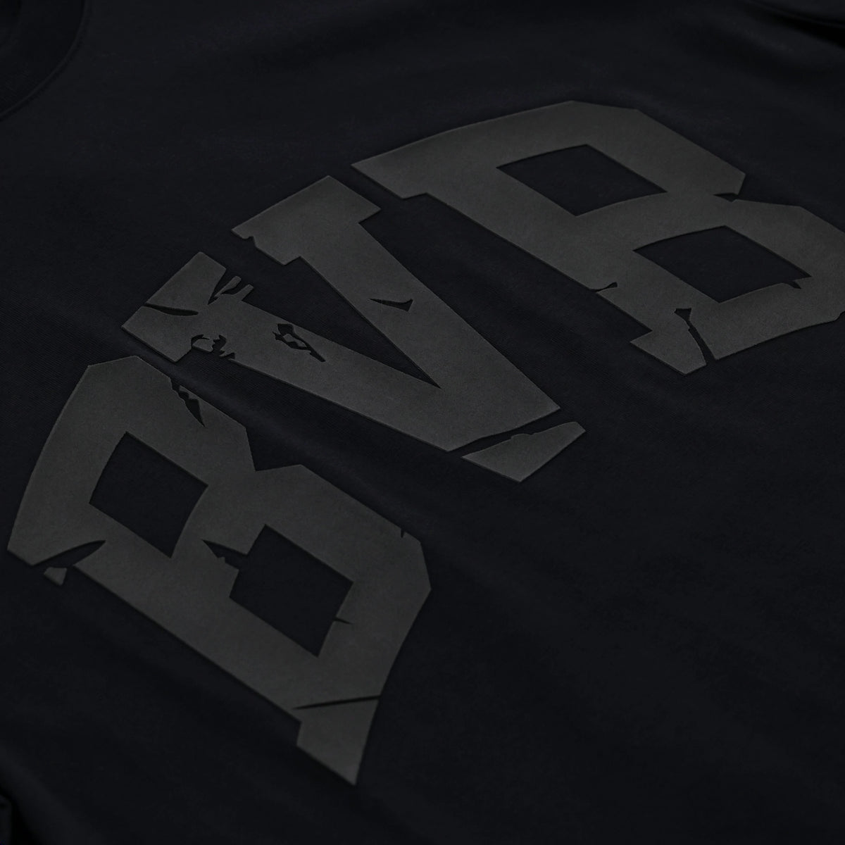 T-shirt noir BVB Heat II avec un grand logo BVB au style moderne, vue détaillée du motif.