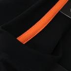 Gros plan sur un t-shirt BVB « Heat II » noir orné d'une bande orange.