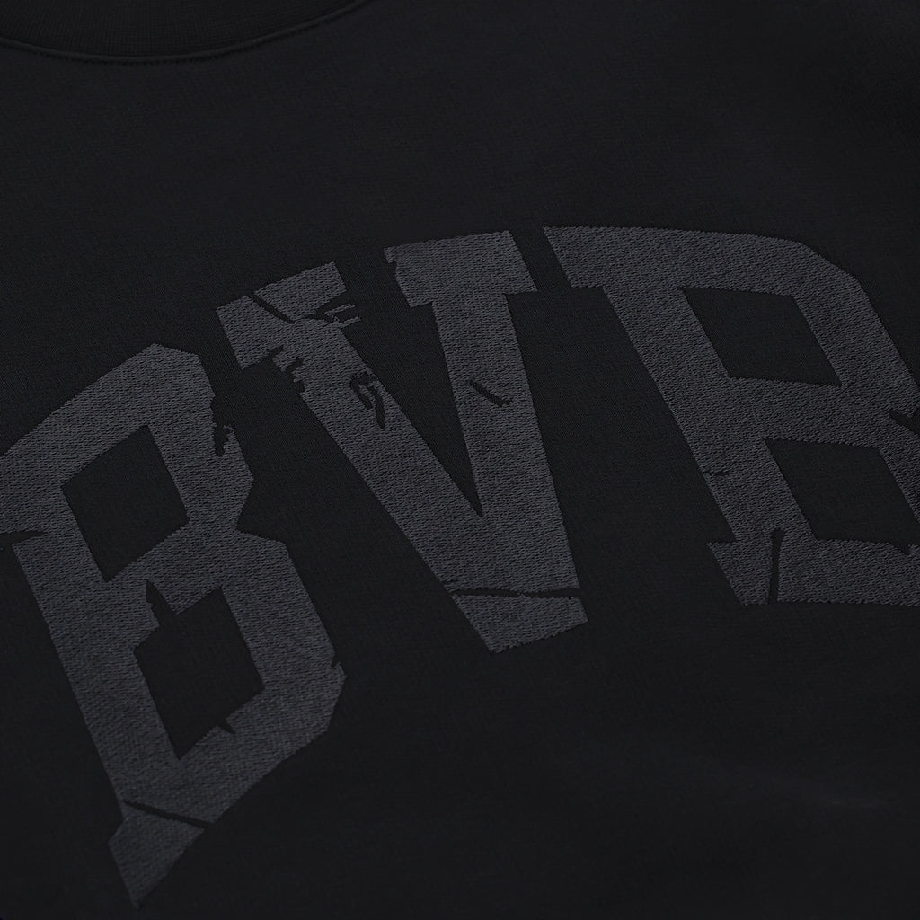 Vue détaillée d'un pull noir du BVB orné d'un grand logo BVB en relief, issu de la collection Heat II.