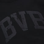 Vue détaillée d'un pull noir du BVB orné d'un grand logo BVB en relief, issu de la collection Heat II.