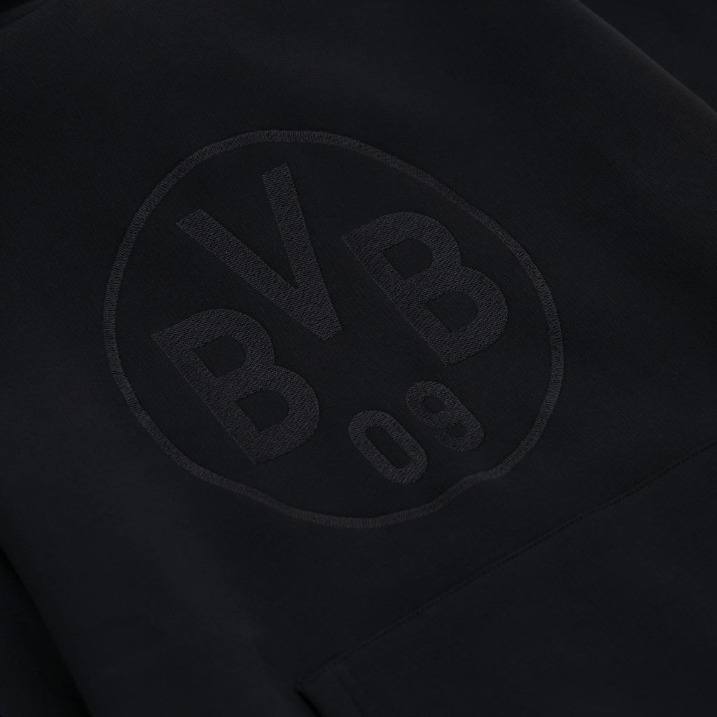 Felpa con cappuccio nera del BVB Heat II con logo BVB 09 leggermente in rilievo, vista dettagliata.