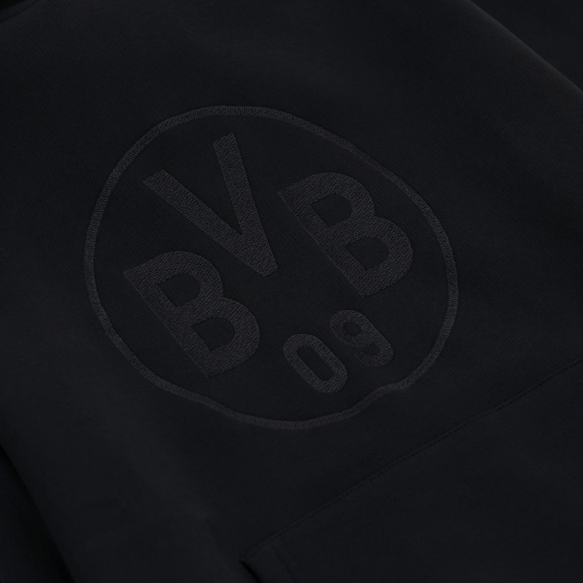 Felpa con cappuccio nera del BVB Heat II con logo BVB 09 leggermente in rilievo, vista dettagliata.