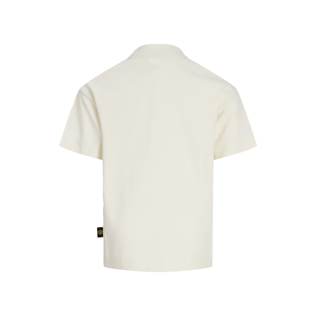 Vista trasera de una camiseta Essentials II del BVB de color beige para niños, con un diseño sencillo, manga corta y el logotipo del BVB en el dobladillo.