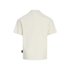 Vista trasera de una camiseta Essentials II del BVB de color beige para niños, con un diseño sencillo, manga corta y el logotipo del BVB en el dobladillo.