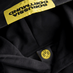 黑色多特蒙德（BVB）Essentials II 儿童连帽卫衣，内侧和帽檐处饰有黄色多特蒙德队徽，是年轻球迷的理想之选。