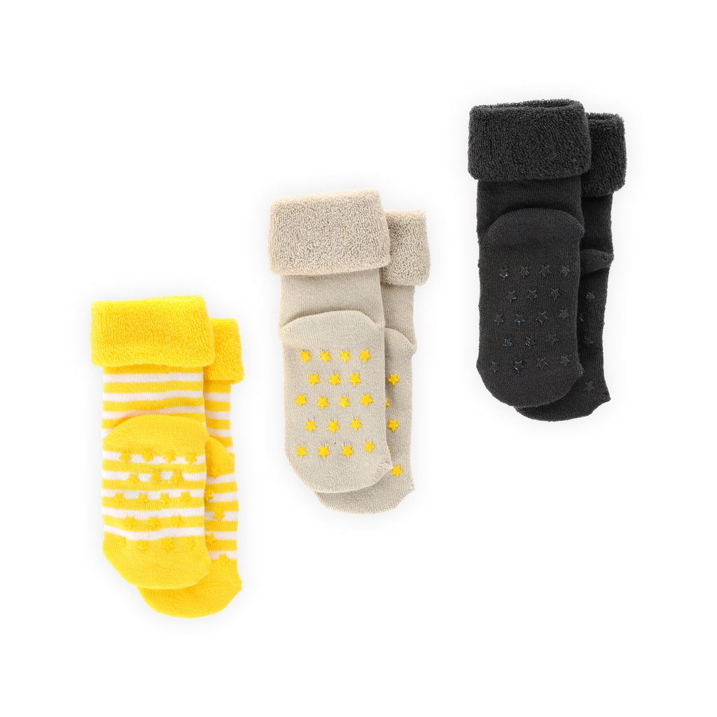 Un set da 3 paia di calzini del BVB per neonati e bambini piccoli, composto da modelli a righe e con motivi a stelle nei colori nero-giallo e beige.