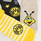 BVB-Socken 3er-Set für Babys und Kleinkinder mit BVB-Emblemen und EMMA-Motiv, schwarzgelbe Streifen und winterlichen Mustern, ideal für junge Fans.