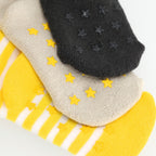 Drei Paar BVB-Socken für Babys und Kleinkinder mit unterschiedlichen Designs in schwarzgelb, inklusive Streifen und Sternenmuster sowie rutschfester Sohle.