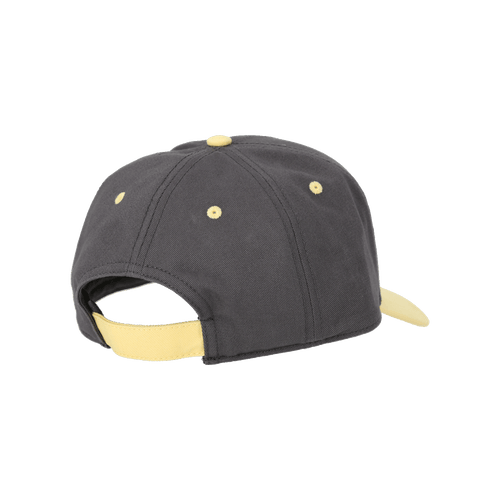 Casquette grise pour enfant du BVB, avec des détails jaunes et une fermeture réglable, vue de l'arrière.