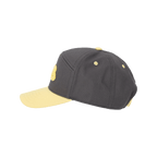 Cappellino del BVB per bambini, grigio con visiera gialla e ricamo, vista laterale.