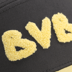 Cappellino da bambino del Borussia Dortmund in grigio con morbido logo BVB in tessuto giallo effetto lana, come accessorio per i tifosi.