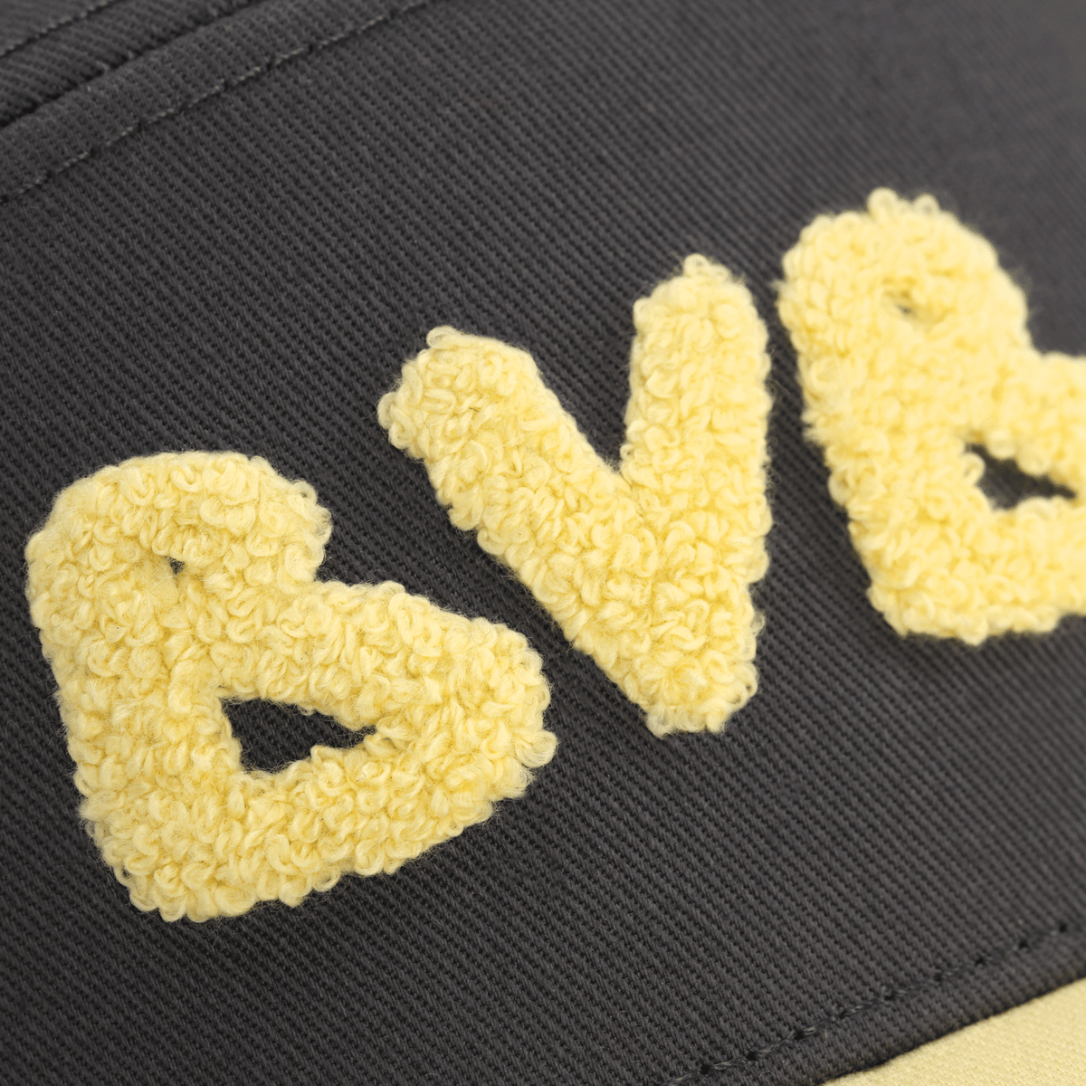 Cappellino da bambino del Borussia Dortmund in grigio con morbido logo BVB in tessuto giallo effetto lana, come accessorio per i tifosi.