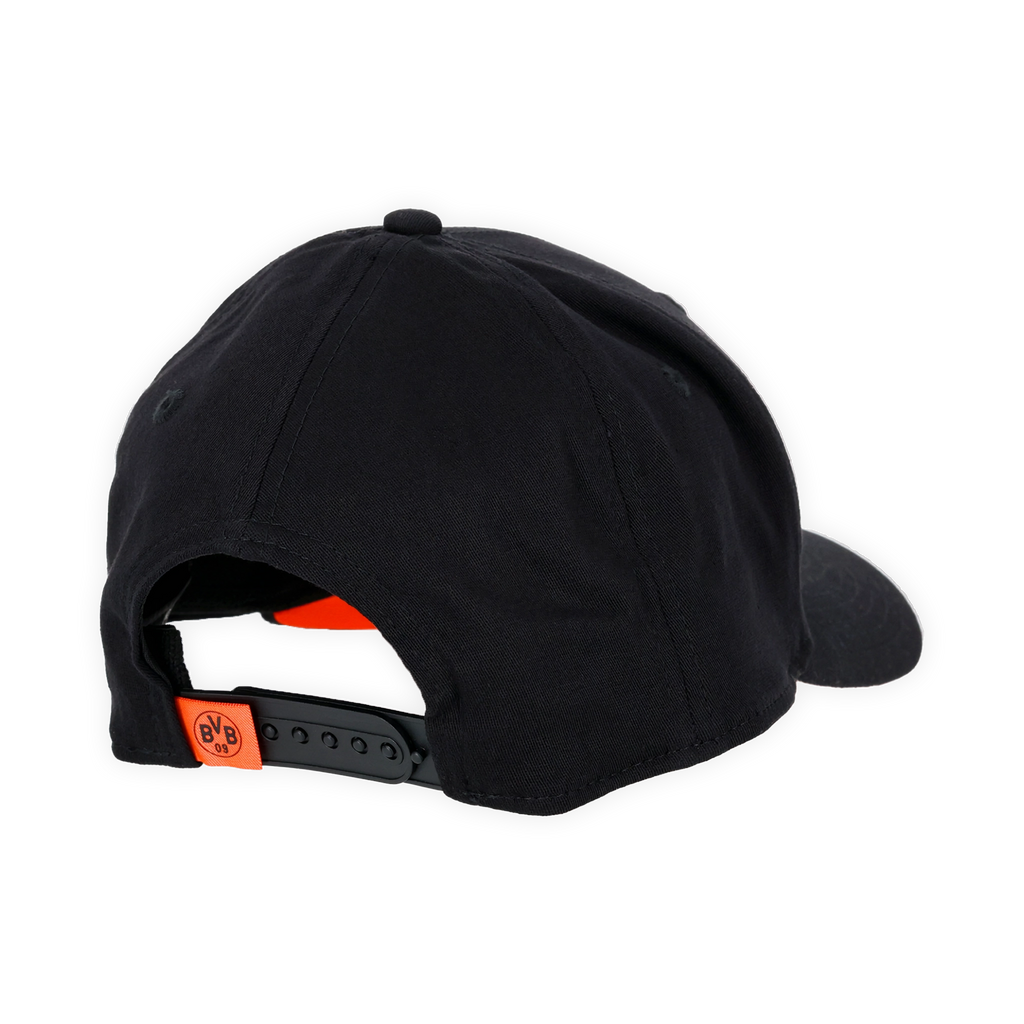 Cappellino nero del BVB con linguetta regolabile e logo arancione del BVB, vista posteriore.