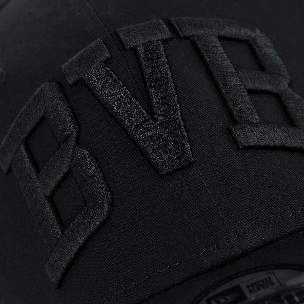 Vista dettagliata di un cappellino nero del BVB di New Era con la scritta “BVB” ricamata in modo ben visibile sulla parte anteriore.