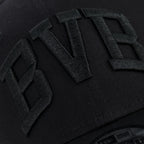 Vista dettagliata di un cappellino nero del BVB di New Era con la scritta “BVB” ricamata in modo ben visibile sulla parte anteriore.