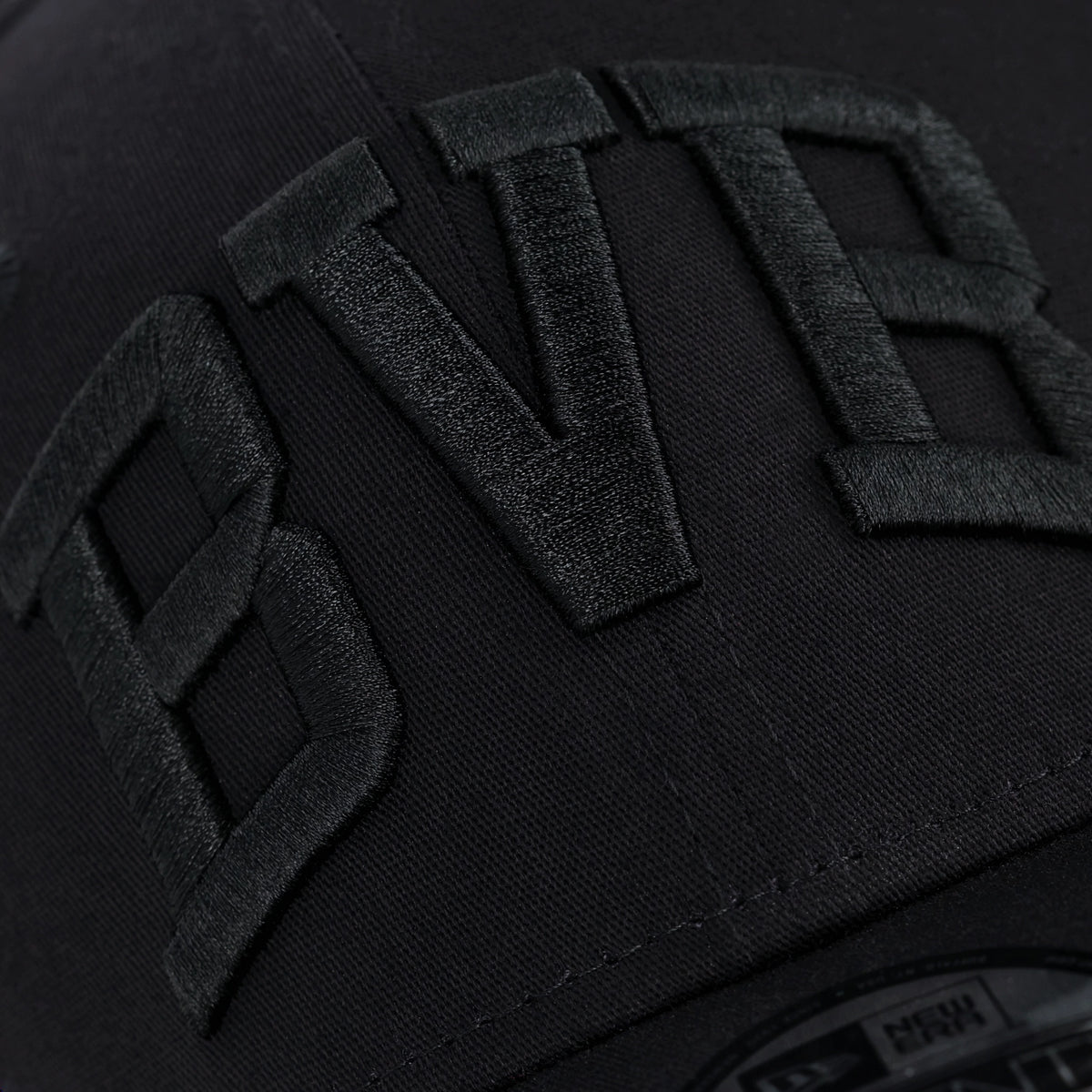 Vista dettagliata di un cappellino nero del BVB di New Era con la scritta “BVB” ricamata in modo ben visibile sulla parte anteriore.
