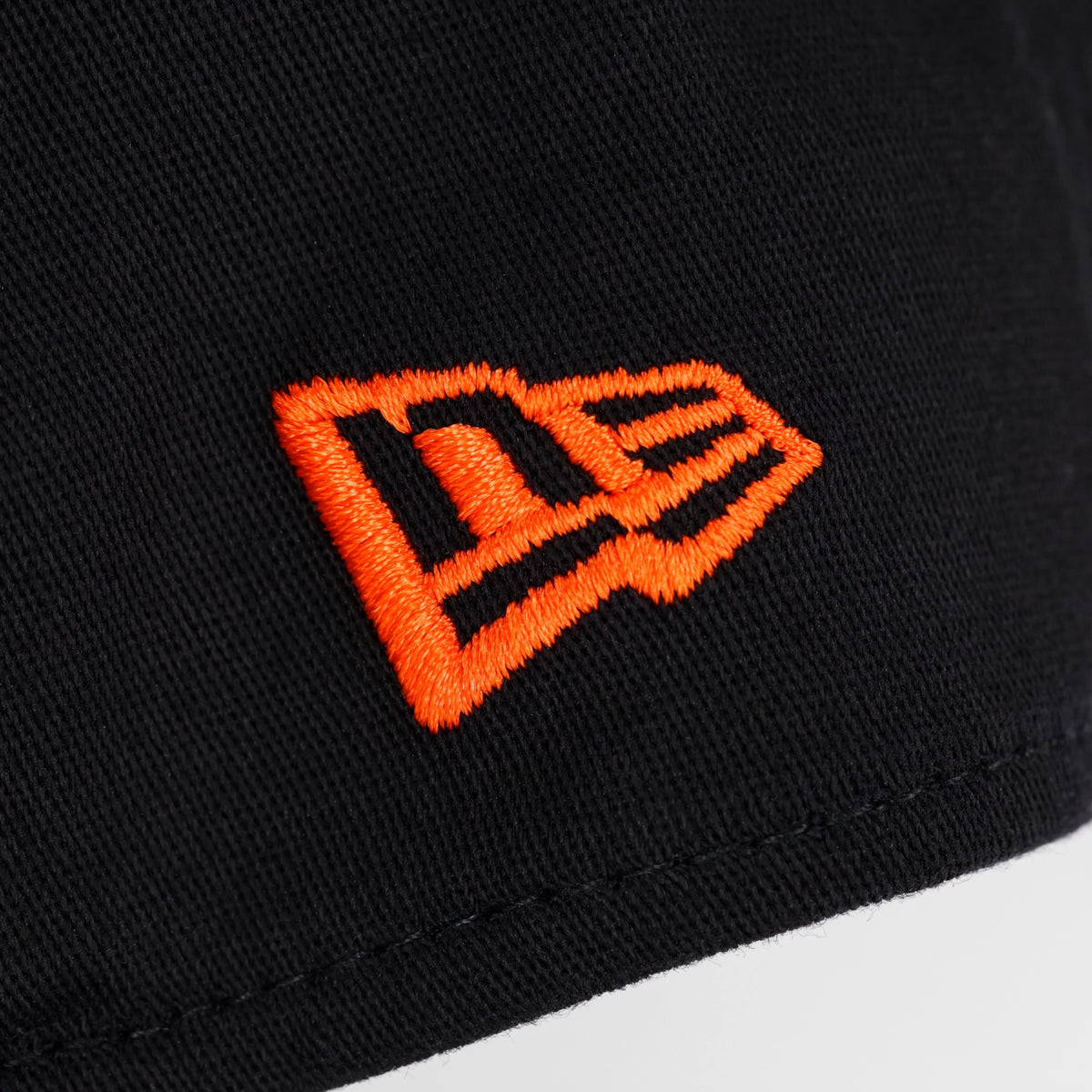 Cappellino nero del BVB della linea New Era 9SEVENTY Heat II con ricamo arancione del marchio, vista dettagliata.