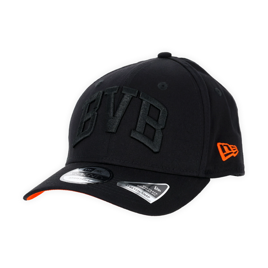 Cappellino nero del BVB di New Era della collezione 9SEVENTY Heat II con scritta BVB ricamata e logo laterale arancione.