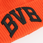 Gros plan sur la casquette BVB HEAT II orange, ornée d'un logo BVB noir bien visible, un accessoire issu de la collection Borussia Dortmund.