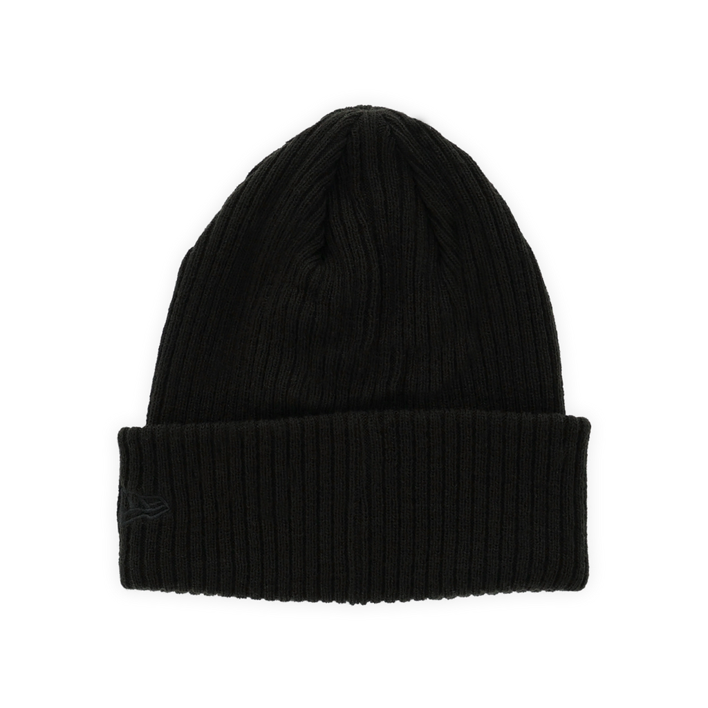 Bonnet noir en tricot avec un bord-côte, isolé sur fond noir.