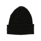 Bonnet noir en tricot avec un bord-côte, isolé sur fond noir.