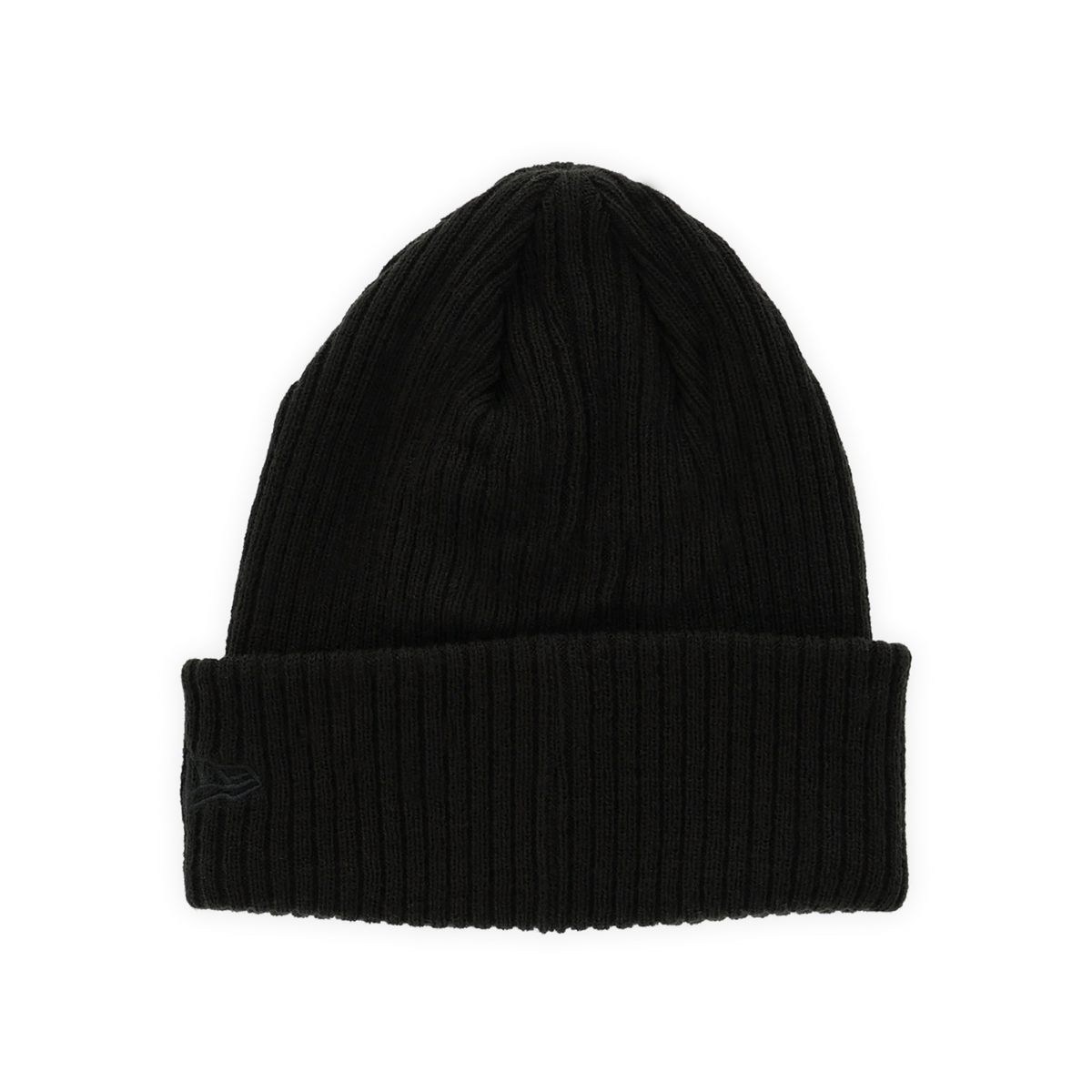 Bonnet noir en tricot avec un bord-côte, isolé sur fond noir.