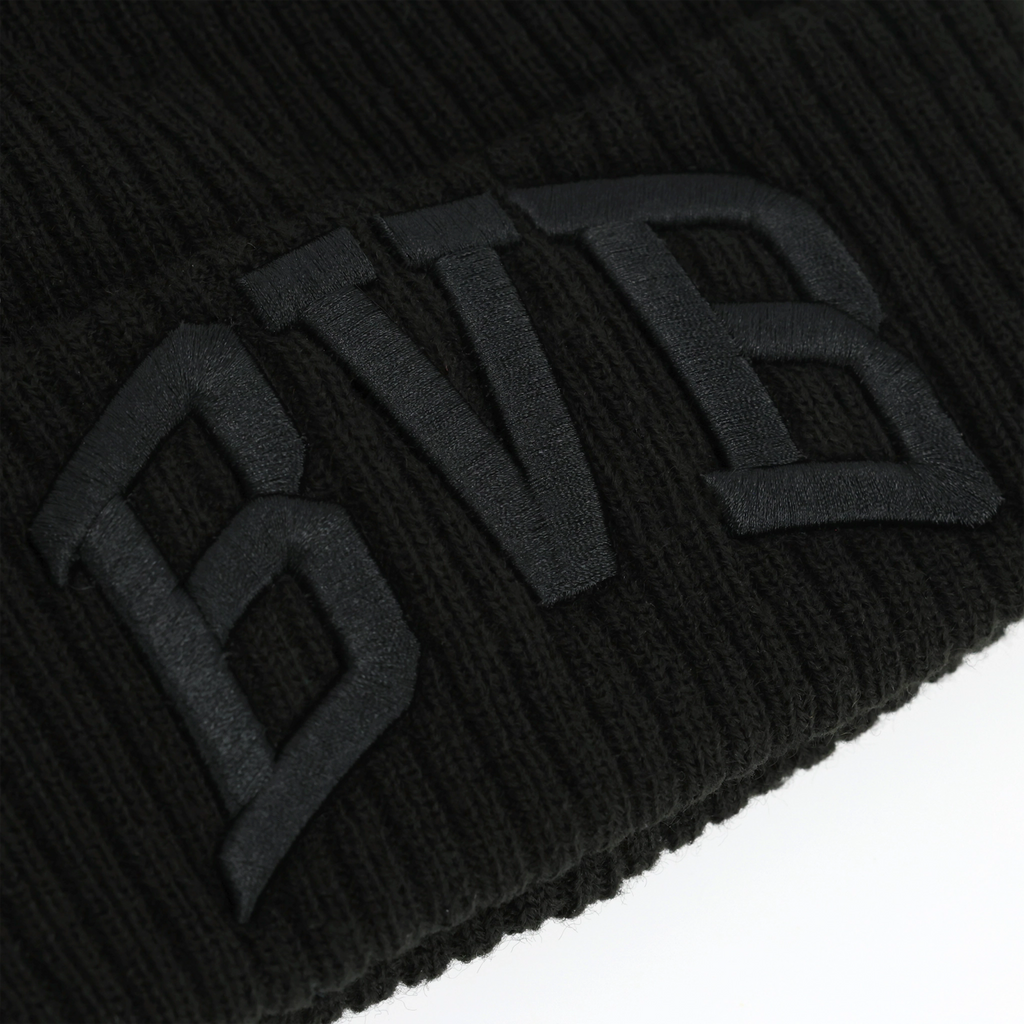 Gros plan sur un bonnet noir en tricot du BVB, orné du logo du BVB brodé, idéal comme article pour les supporters.