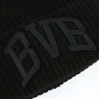 Gros plan sur un bonnet noir en tricot du BVB, orné du logo du BVB brodé, idéal comme article pour les supporters.